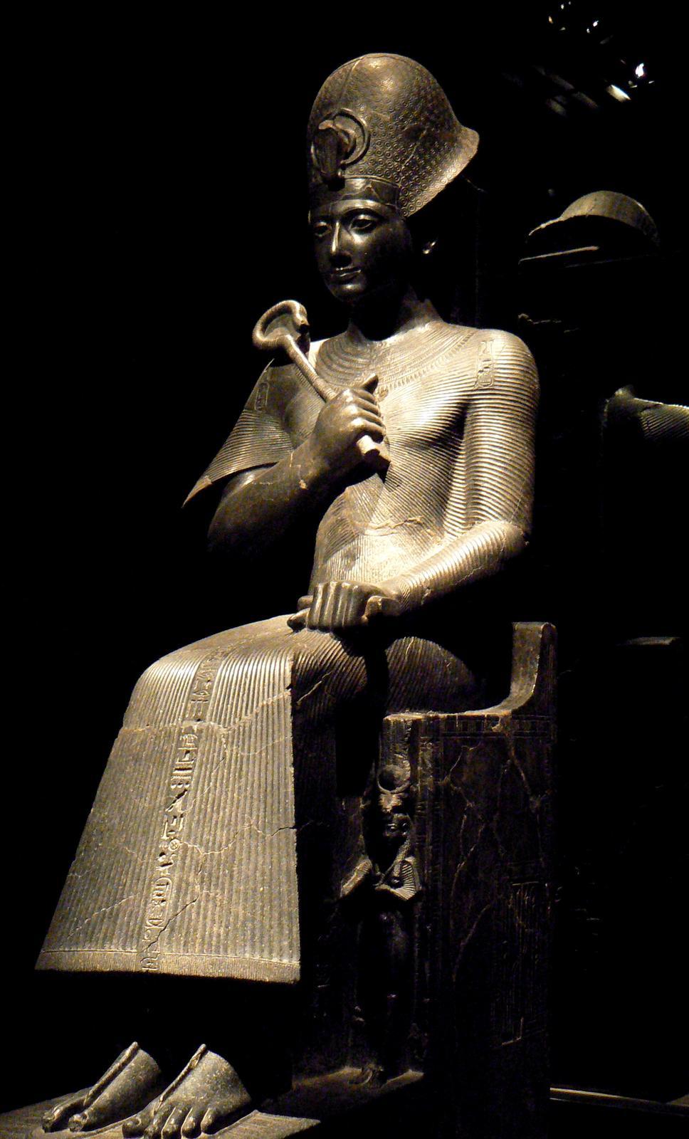 http://fr.wikipedia.org/wiki/Fichier:Ramesses_II_in_the_Turin_Museum24.jpg